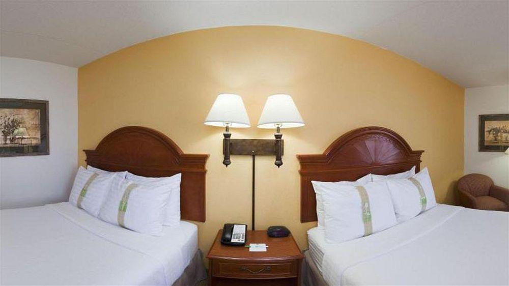 Hotel Wyndham Garden Wichita Downtown Exterior foto